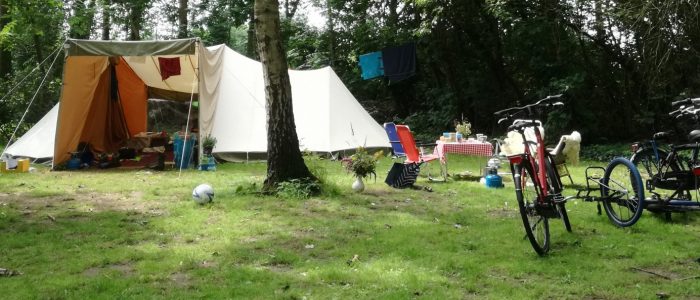 Privé plek voor grote tent. Schaduw.