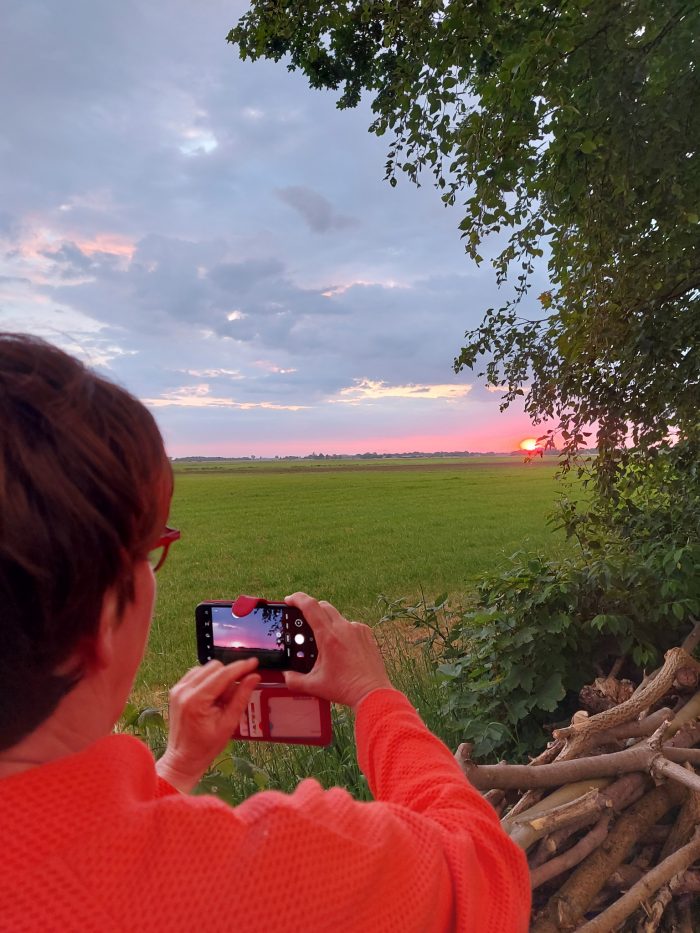 zonsondergang vanuit de boomgaard